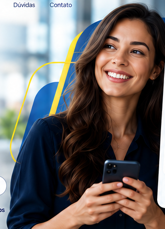Mulher sorrindo com celular na mão